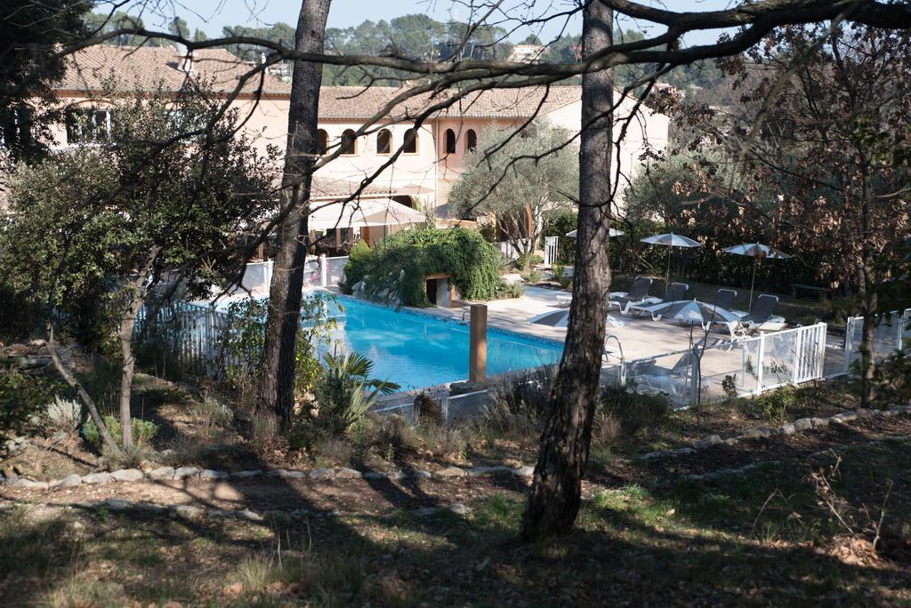 Logis Hostellerie De L'Abbaye Le Thoronet Exterior foto