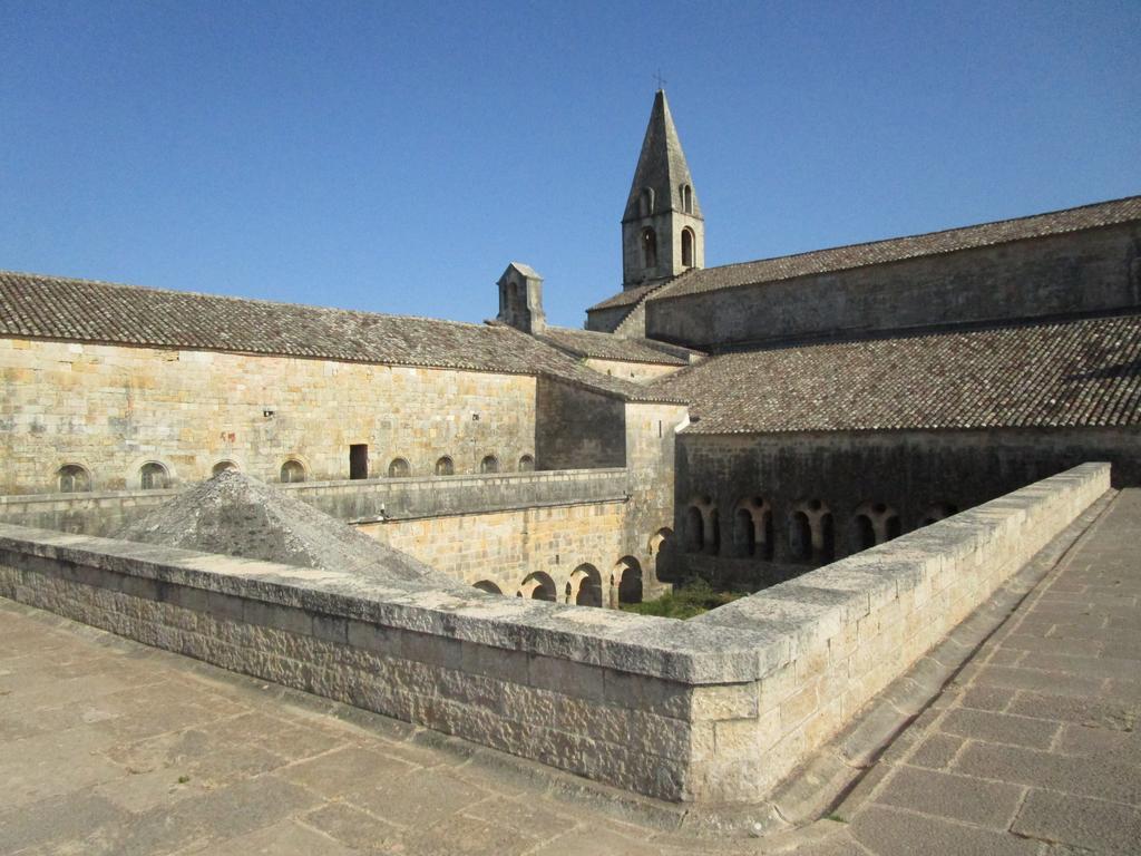 Logis Hostellerie De L'Abbaye Le Thoronet Exterior foto