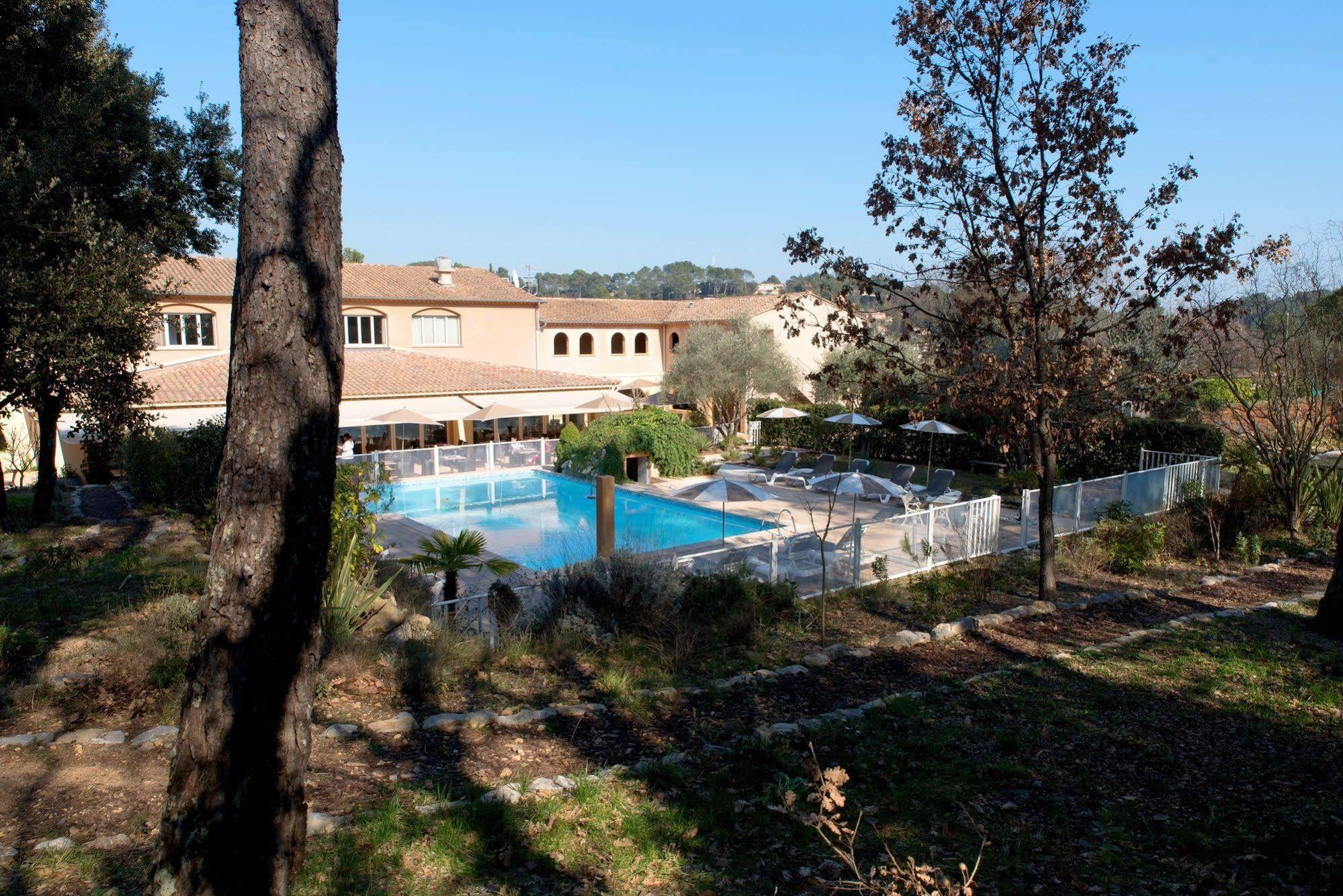 Logis Hostellerie De L'Abbaye Le Thoronet Exterior foto