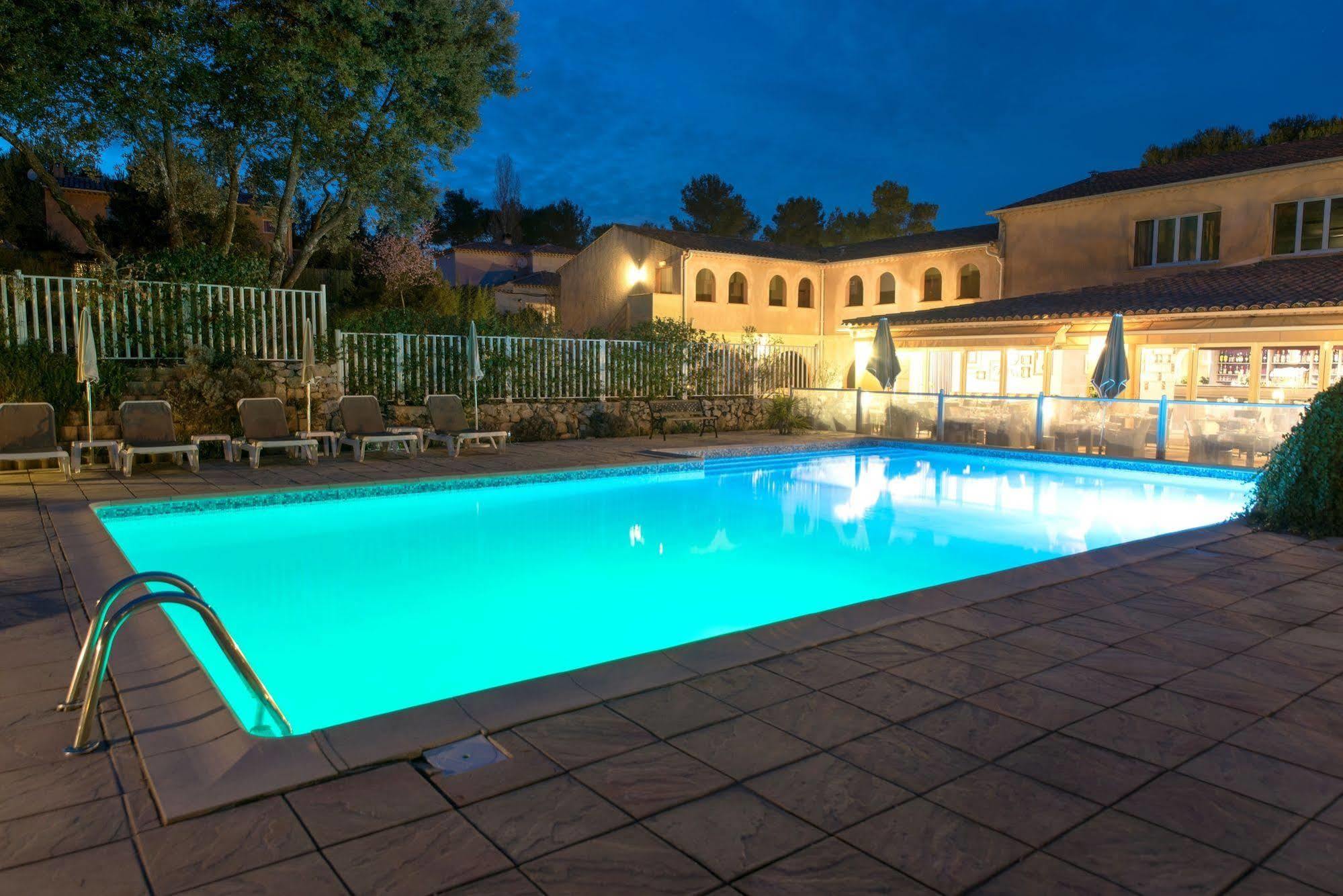 Logis Hostellerie De L'Abbaye Le Thoronet Exterior foto